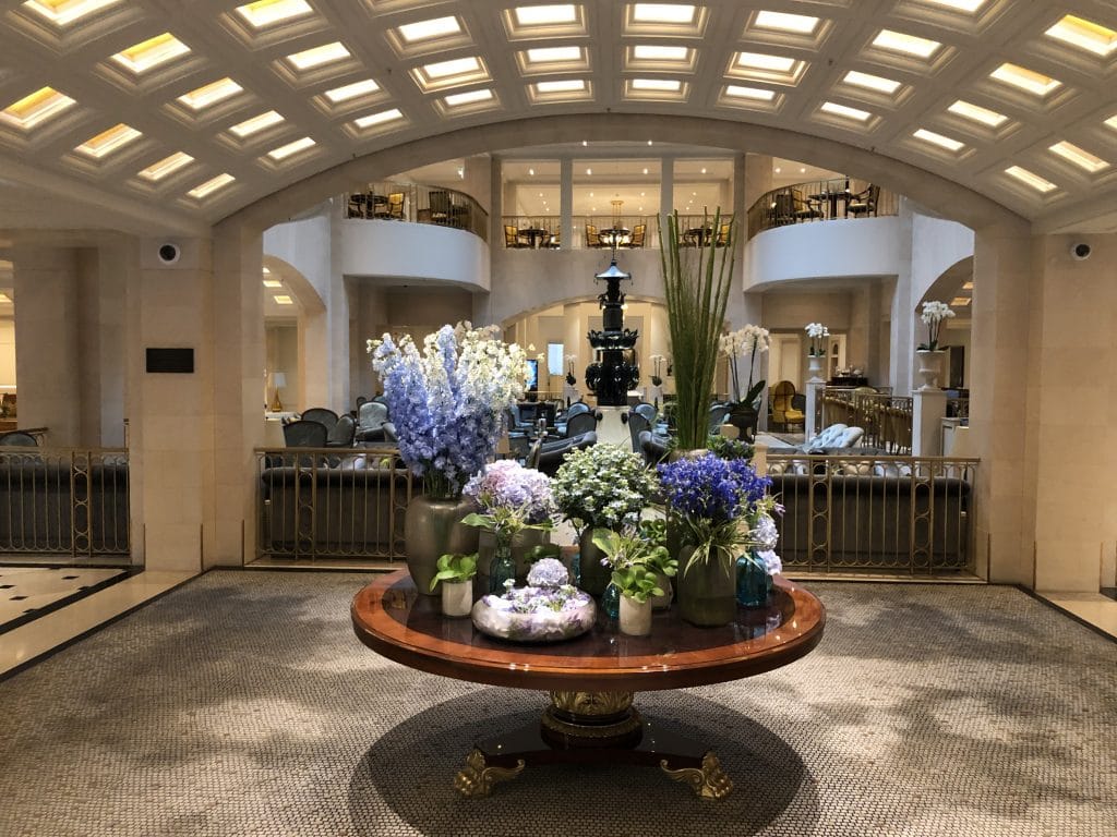 Abholung in der Hotellobby - B-MG Fahrservice